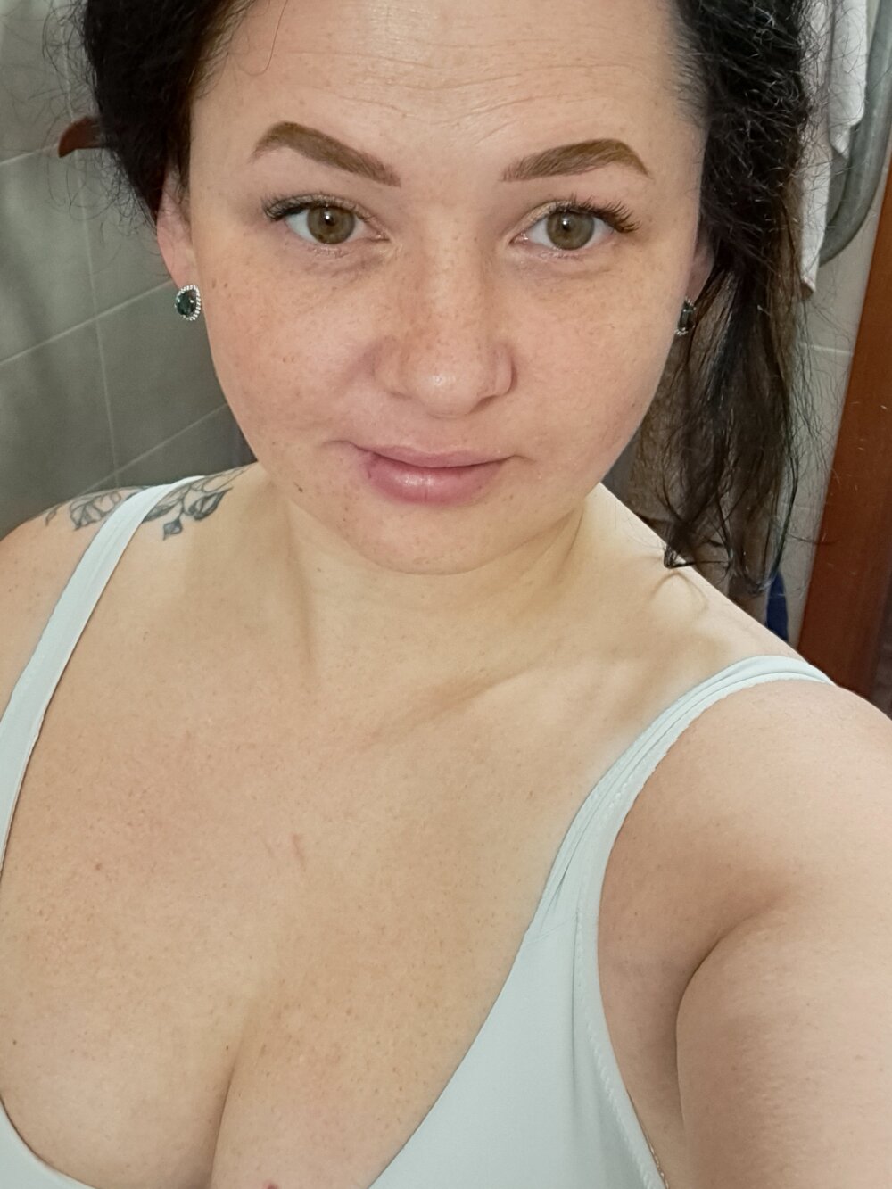 stripchat golden_girl969 webcam profile pic via watchgirlcam.com