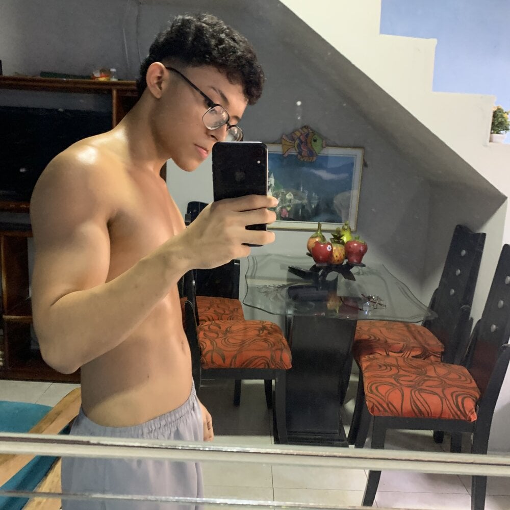 Live sex webcam photo for klevin_np #278419883