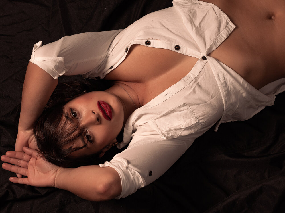 Live sex webcam photo for MiluThomas #289911501
