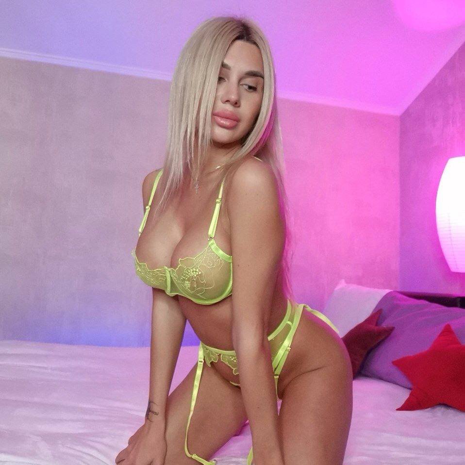 Live sex webcam photo for TinaLovMe #290115575