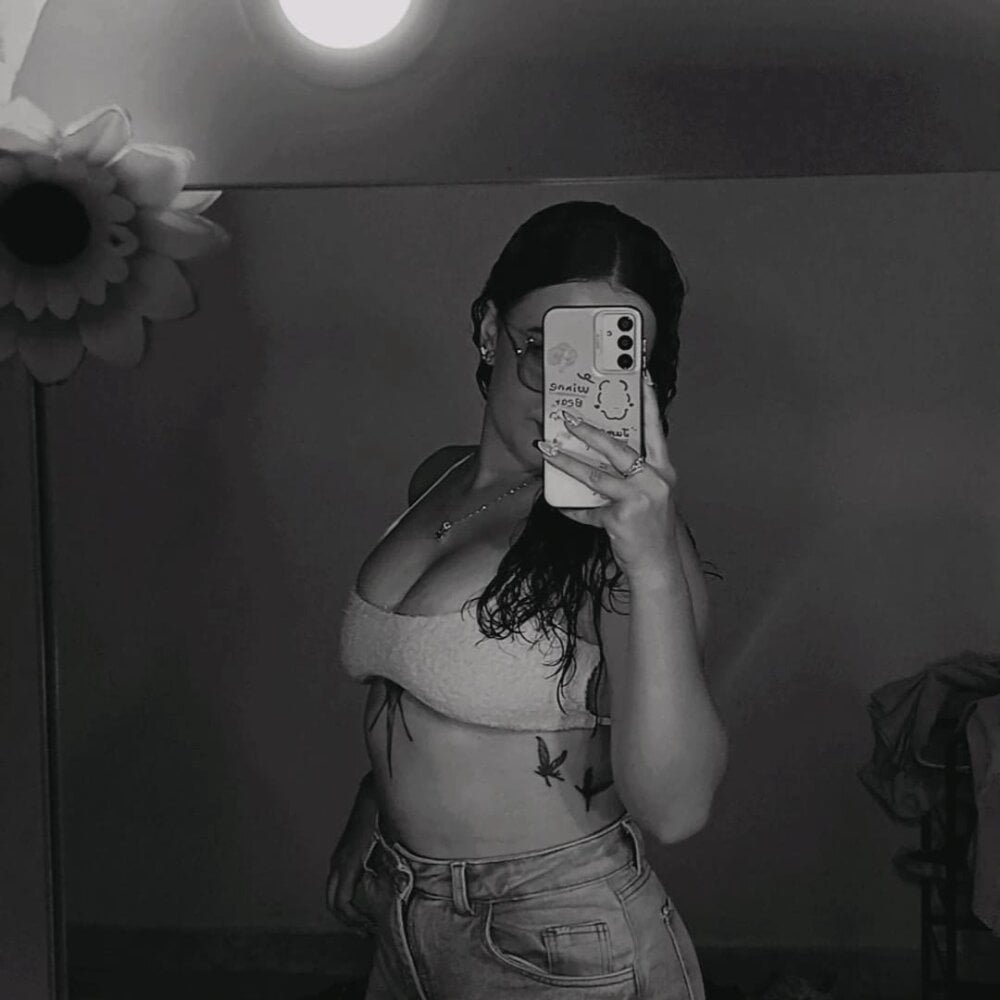 nahomy_eyes from stripchat