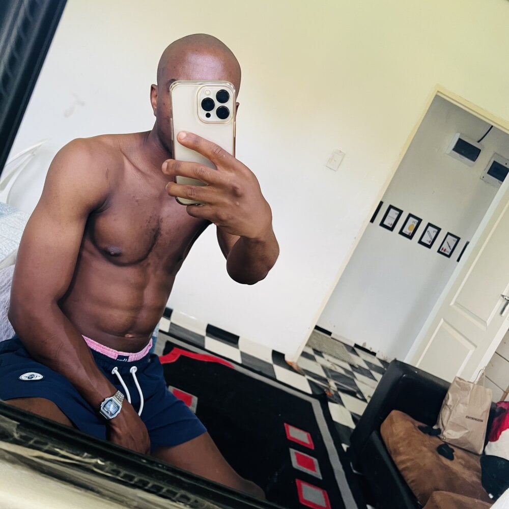 iCrushYenu live cam model at StripChat