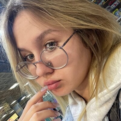 KatieBraddy Female White Cam Adult