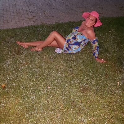 Classy-Lydya Female Newgrannies Striptease Cam