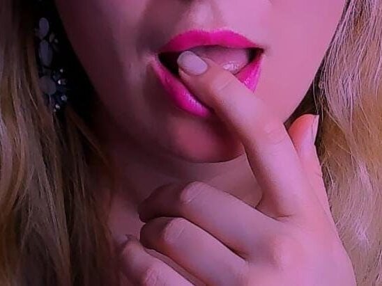 Your_Julia_Burns live cam model at StripChat