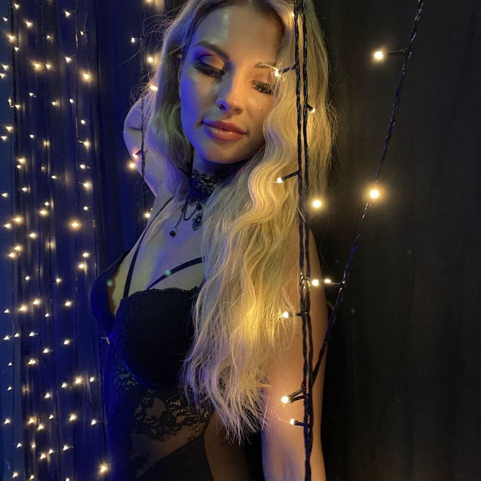 _UrLexxly live cam model at StripChat