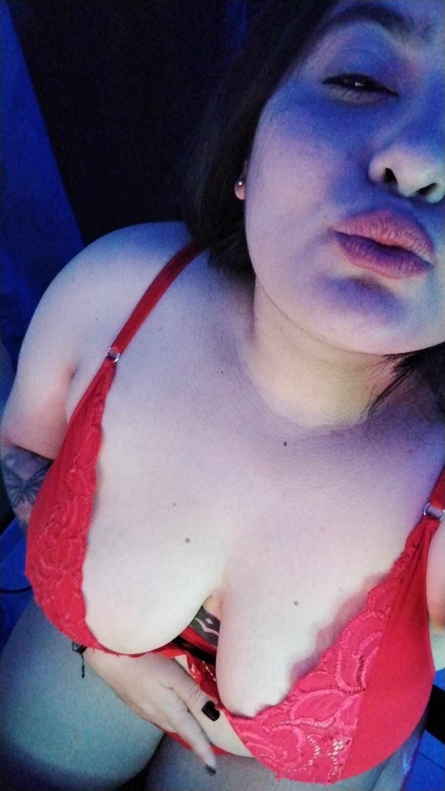 cloe_shy