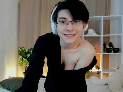 Lily_Marlin Female New Adult Webcam