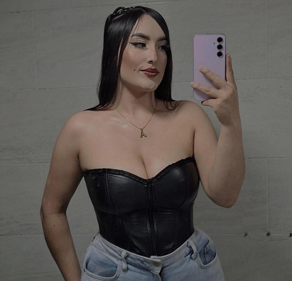 cam-performer.com sarita_hornny livesex profile in curvy cams