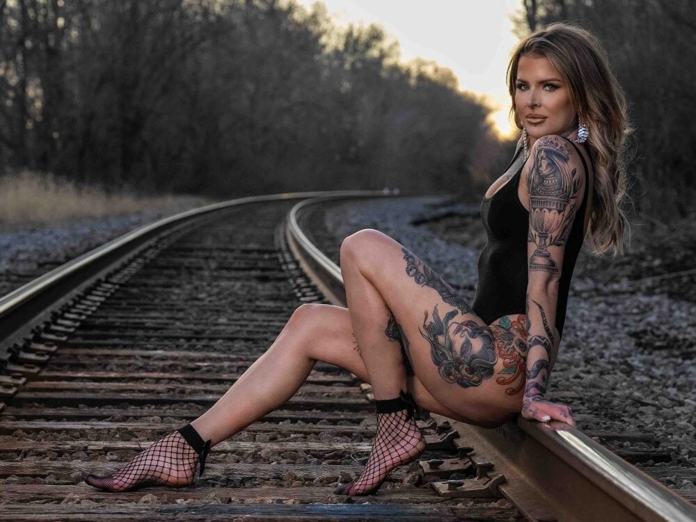 show2cam.com tattedvixen livesex profile in from-a-hidden-gem-where-we-explore-our-deepest-desires-together cams