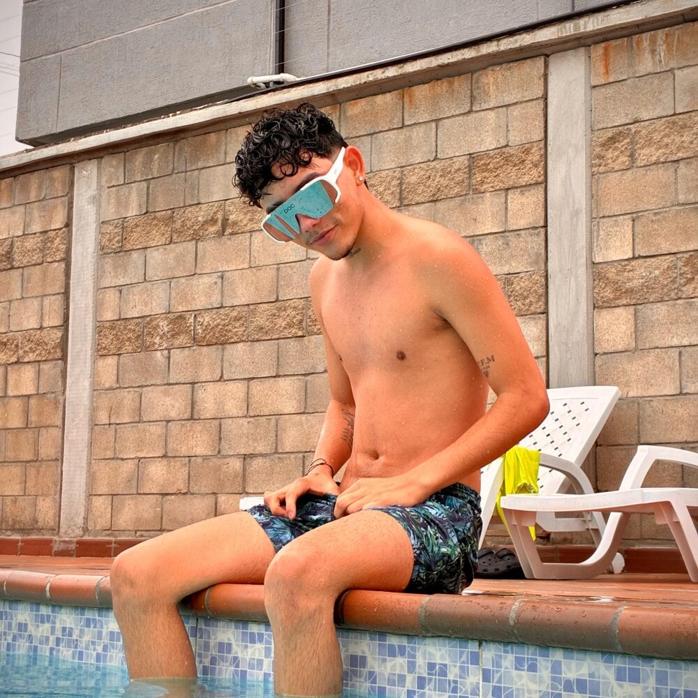 Tayler_Hot_Boy's Offline XXX Chat