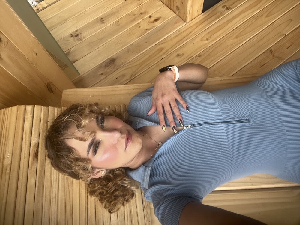 iluvcams.com adharawo livesex profile in blond-hair cams