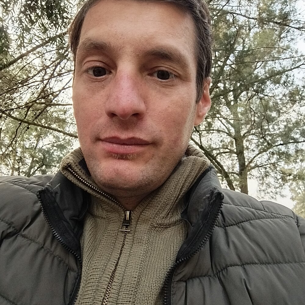 robert83uy from stripchat