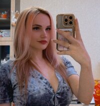 xxxKISAxxx's Offline XXX Chat