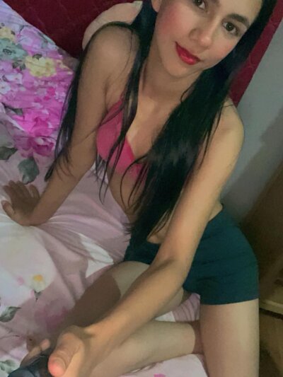 Luli2106 Live Cam on StripChat