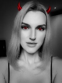 just_a_devil_woman's Live Webcam Show