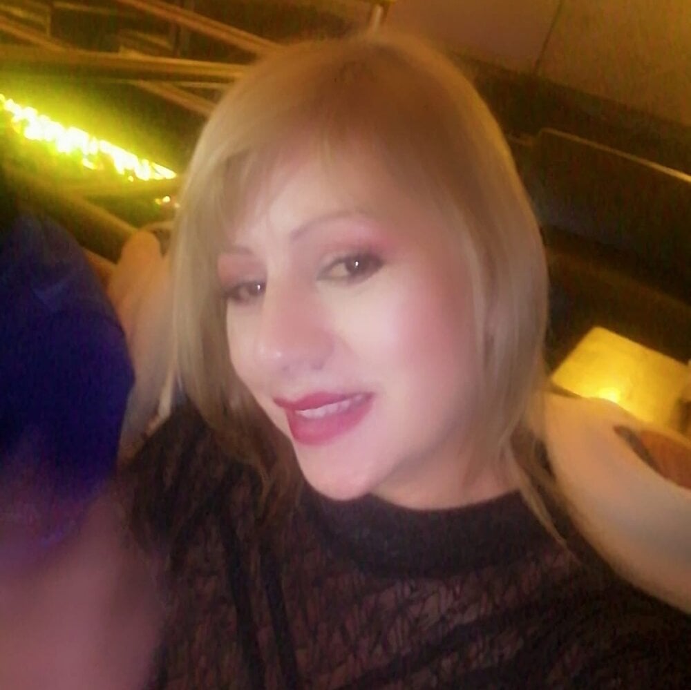 Cloe_exclusive Free Live Webcam Show & XXX Chat xHamsterLive