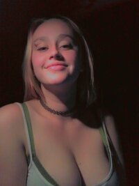 AngelaK19's Offline XXX Chat
