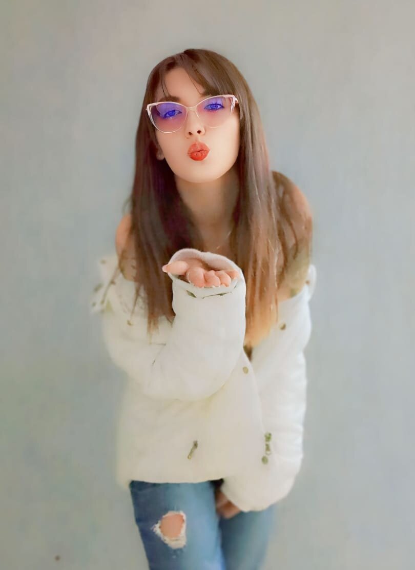 red_lips_girl