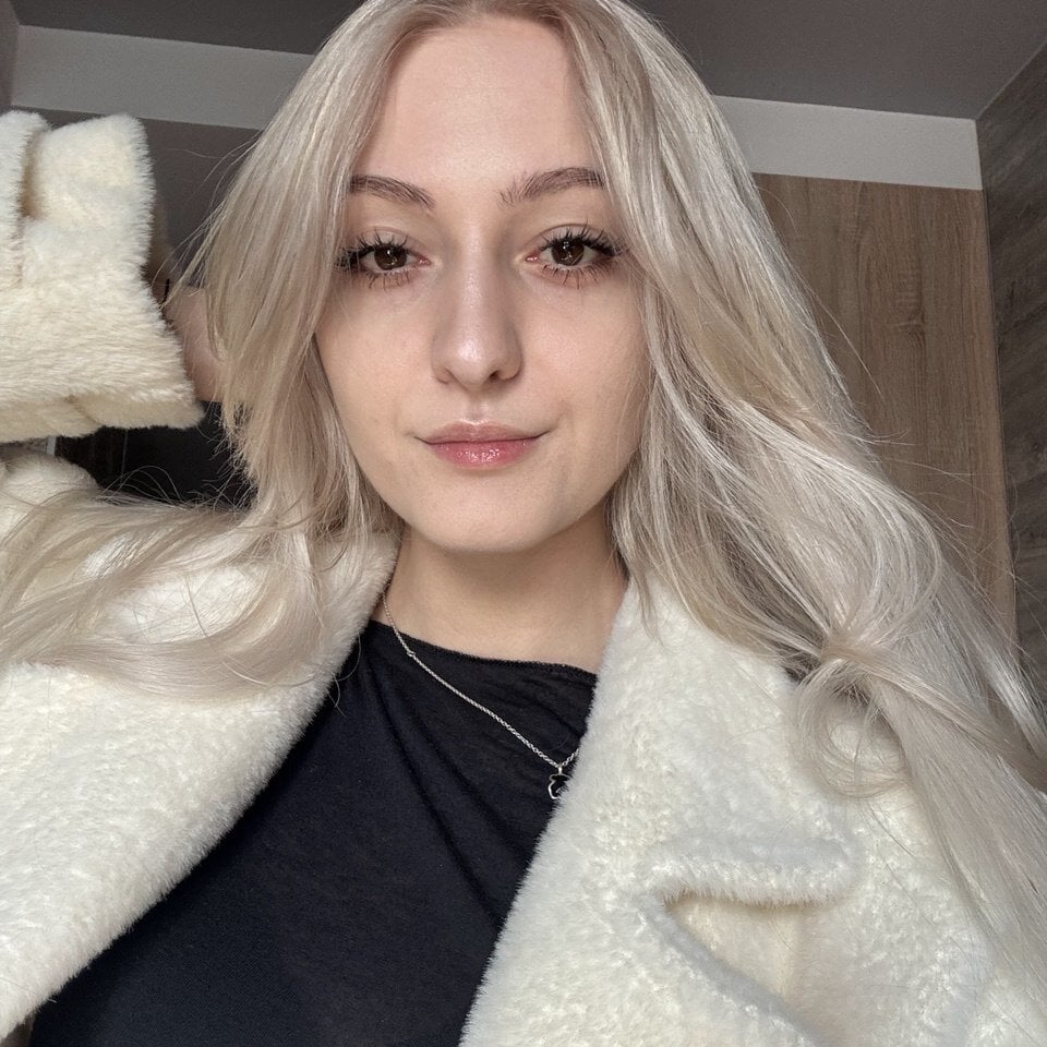 white_liillyy's Offline XXX Chat