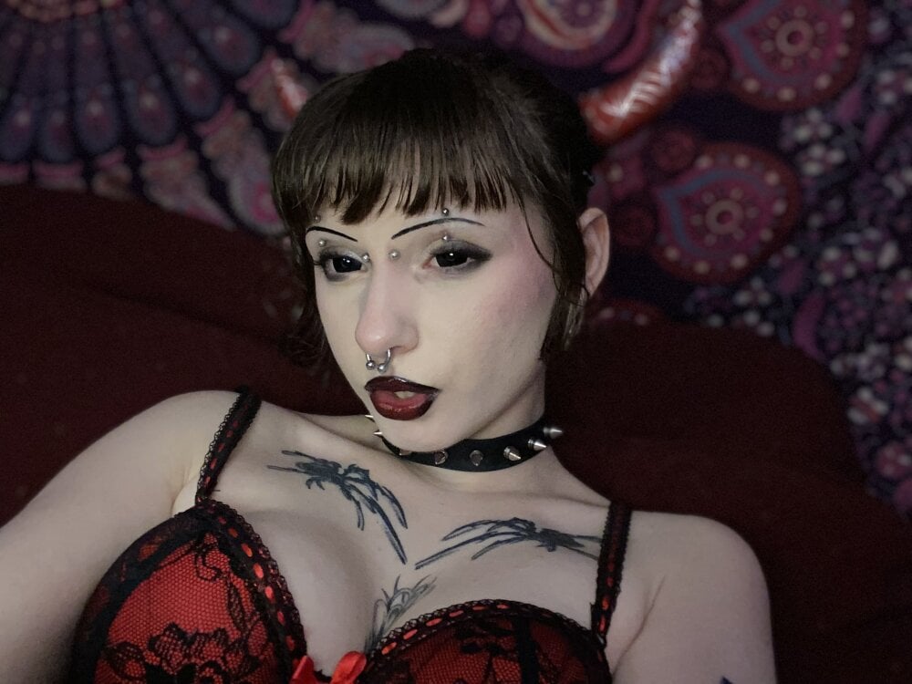 cheapadultsexcams.com missnoralux livesex profile in granny cams