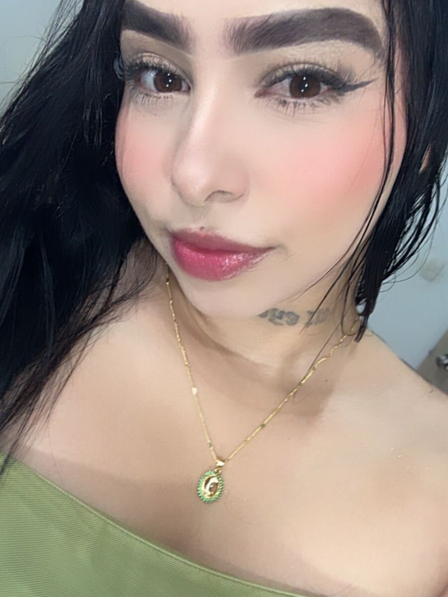 iluvcams.com mianoiir livesex profile in always-by-your-side-33 cams