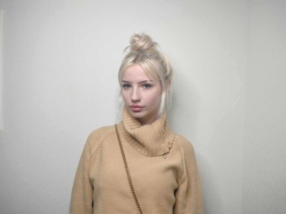AliceBredey 🌪 nude show