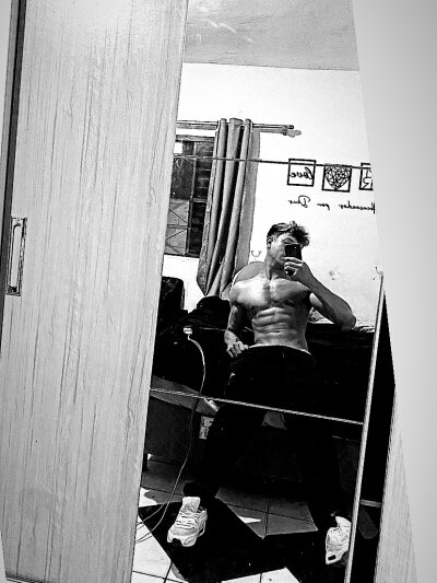 Gabriel25cm Live Cam on StripChat