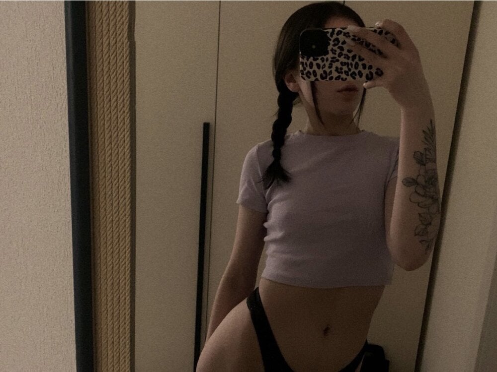 Watch Chloeee422 live on cam on StripChat