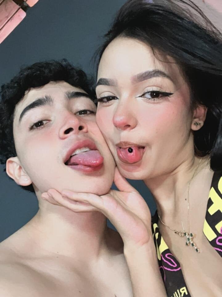alexis_and_emily from stripchat