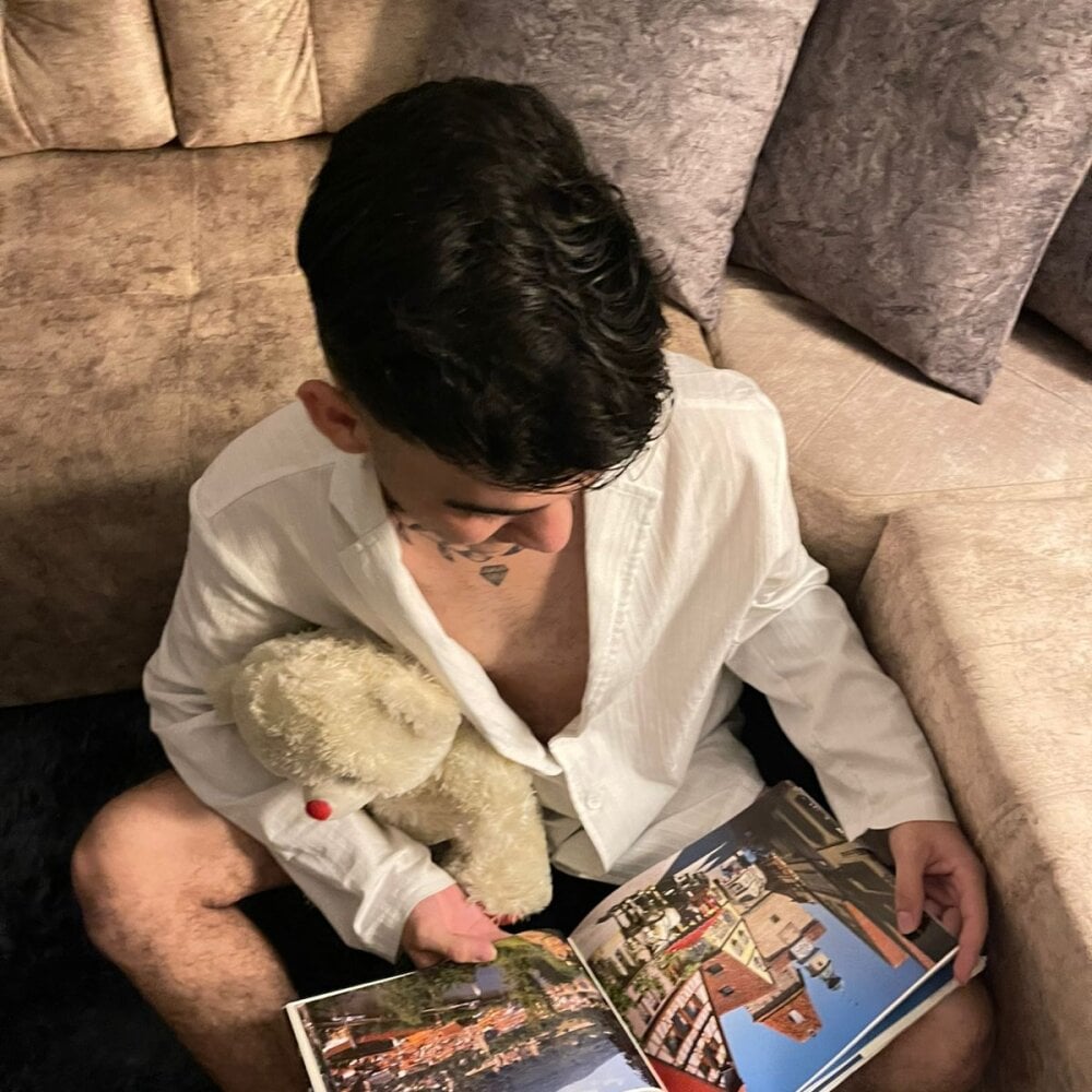 Feiccer_Thomson1's Offline XXX Chat