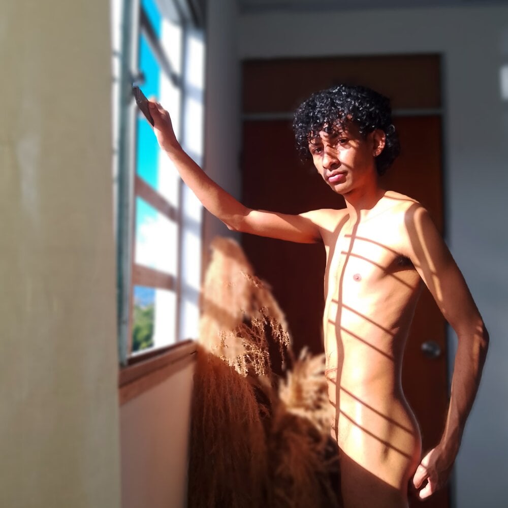 cextin18's Offline XXX Chat