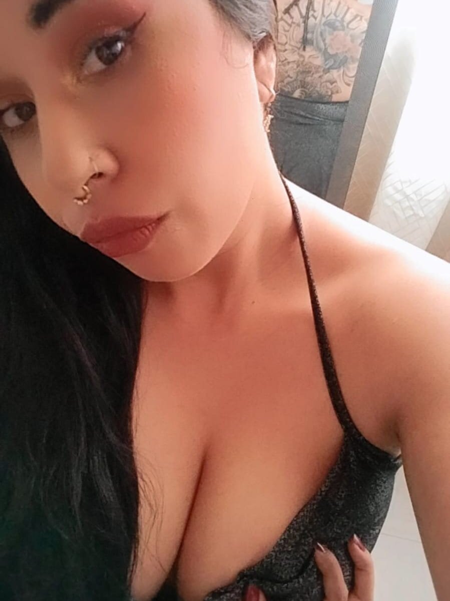 Julieta_curvy69 live cam model at StripChat