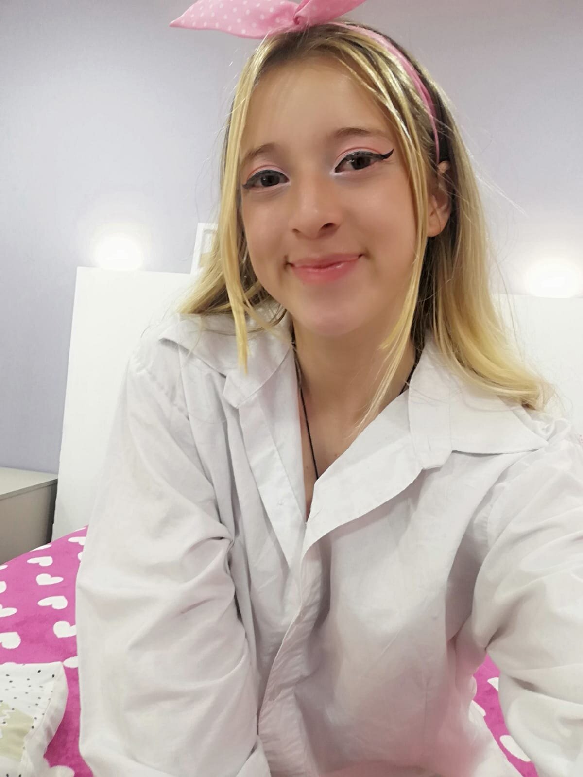 annie_blush2
