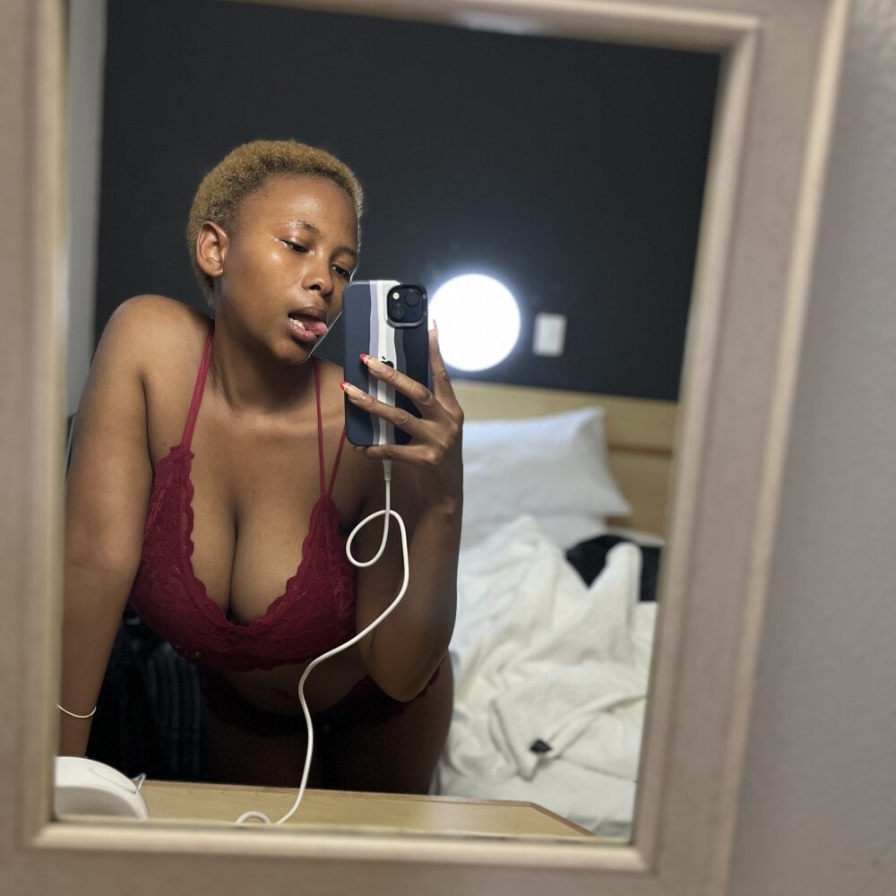 6livesex.com melaninleanne livesex profile in ebony cams