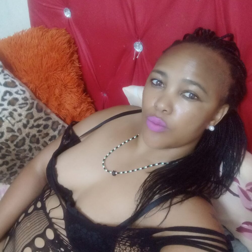 CurvyQXX profile