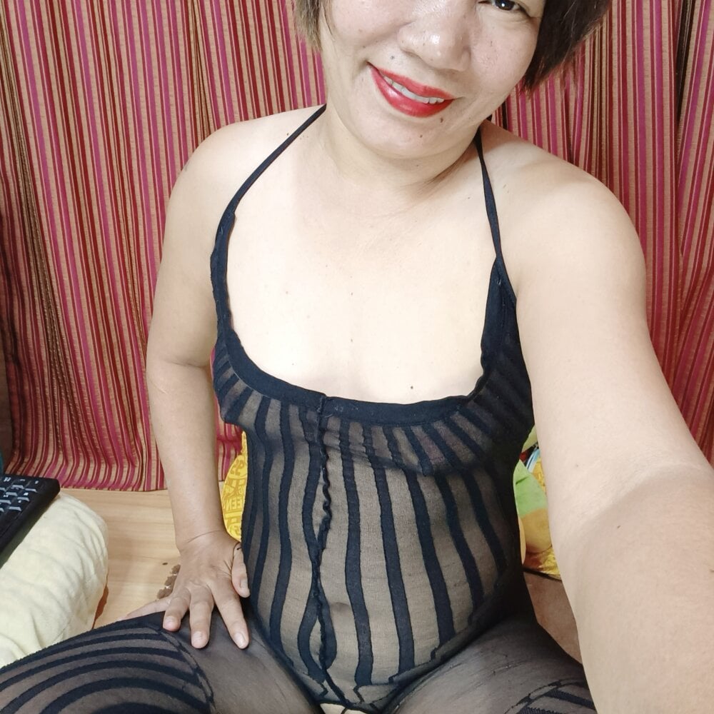 HotHornyClit4U live cam model at StripChat