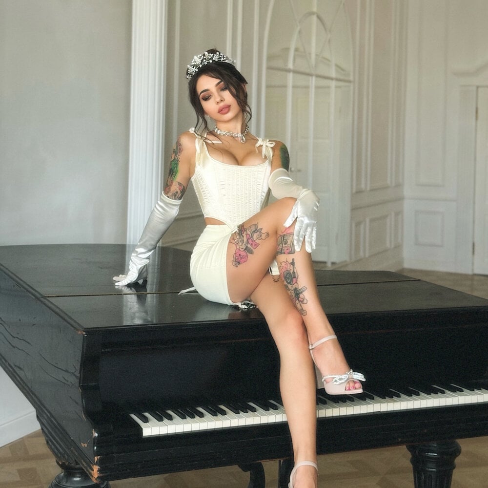 Live sex webcam photo for PiinkiePie #290043591