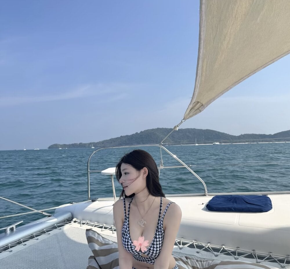 watchgirlcam.com kimi-uim livesex profile in chinese cams