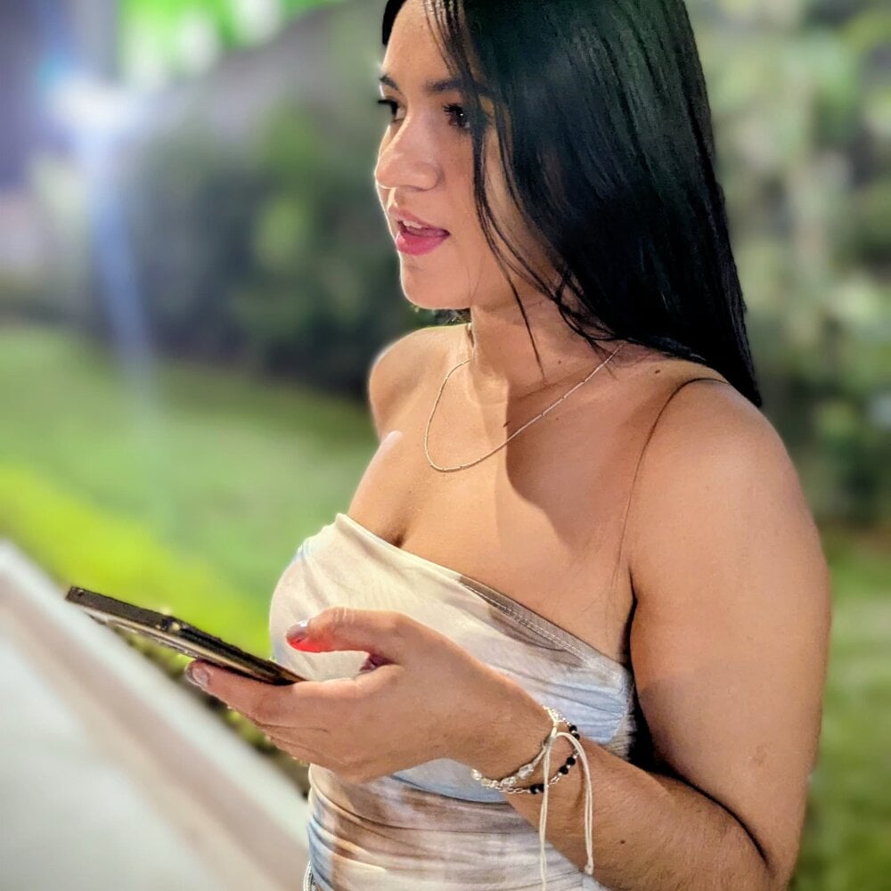 sexlivecamsites.com alejaboom livesex profile in hazel-eyes cams