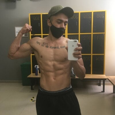 Brunocuttie94 Live Cam on StripChat