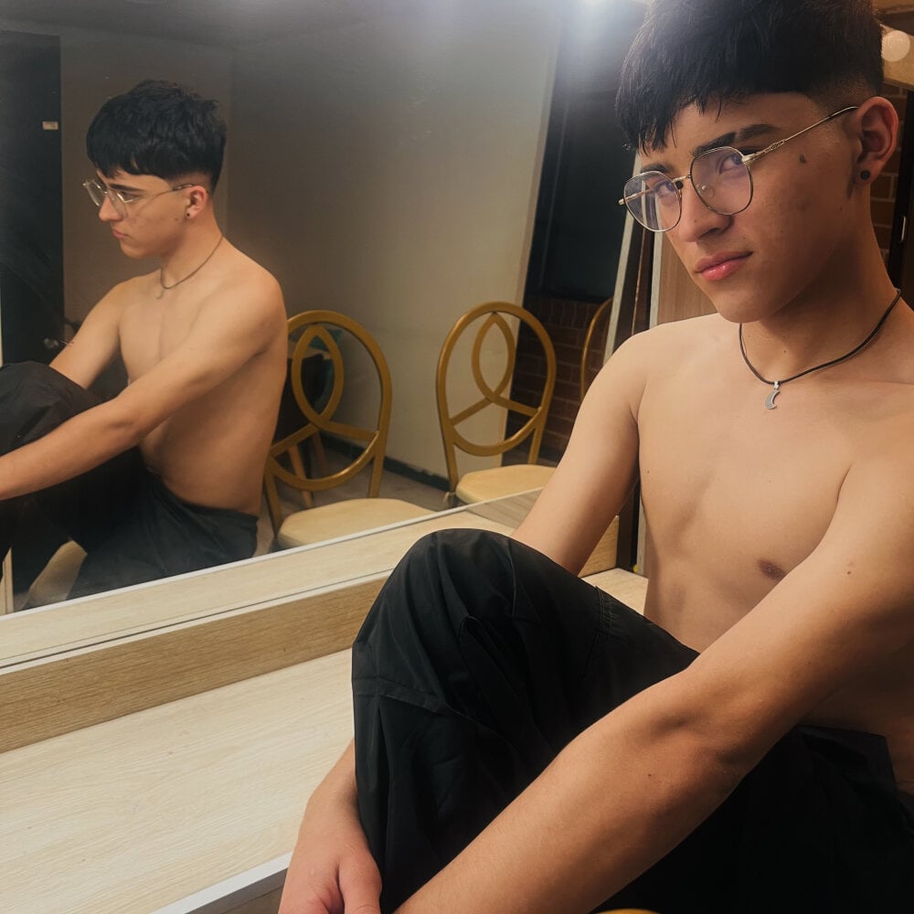 Lucass_love's Offline XXX Chat
