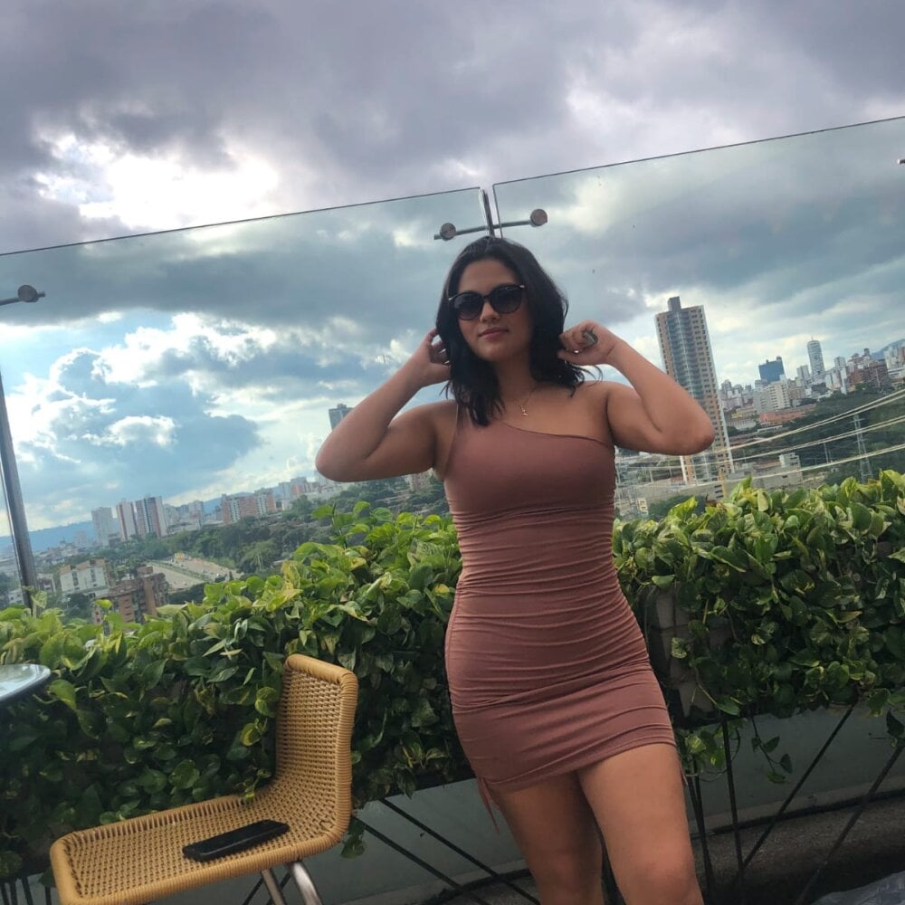 watchgirlcam.com elaia_callen livesex profile in latino cams