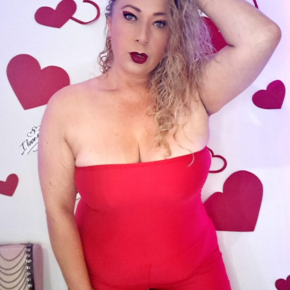 chatnmate.com sofiia_blonde_ livesex profile in curvy cams