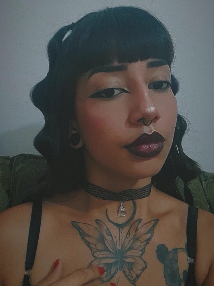 Aisha_Miller18's chat room