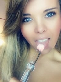 JuicyJuliana's Offline Chat Room