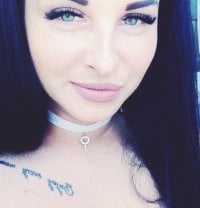 RoyalNelly's Offline Chat Room
