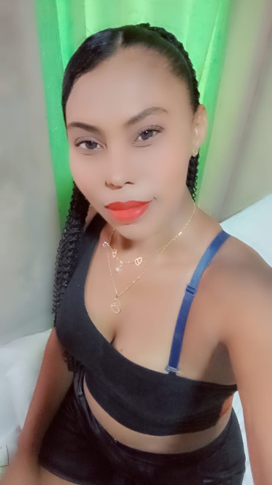 Xiomara_brunette