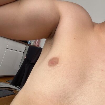 Twizzijj Male Flexing Webcam Nude