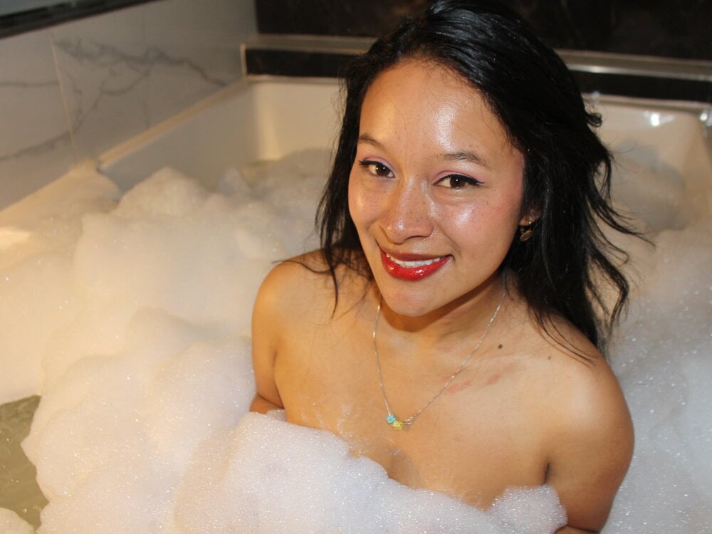 Liulee2 live cam model at StripChat